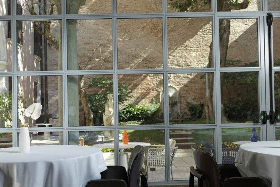 Palazzo Venart Luxury Hotel restaurant,garden