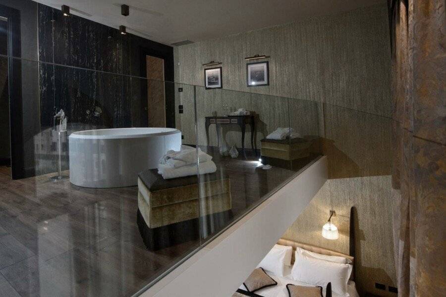 Palazzo Veneziano - Venice Collection spa,bathtub,hotel bedroom