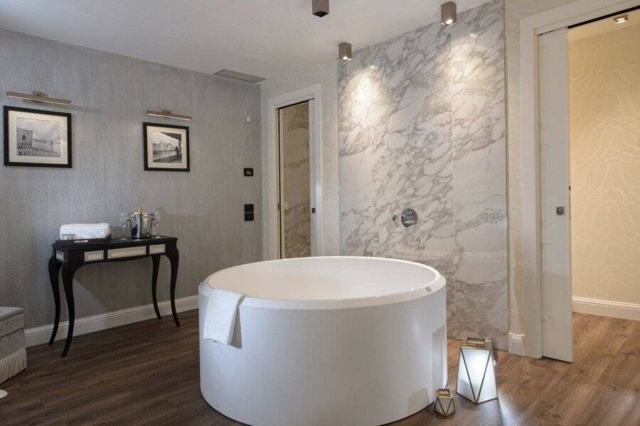 Palazzo Veneziano - Venice Collection bathtub