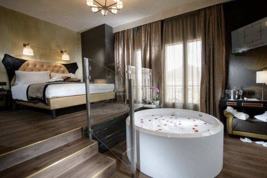 Palazzo Veneziano - Venice Collection hotel bedroom,jacuzzi