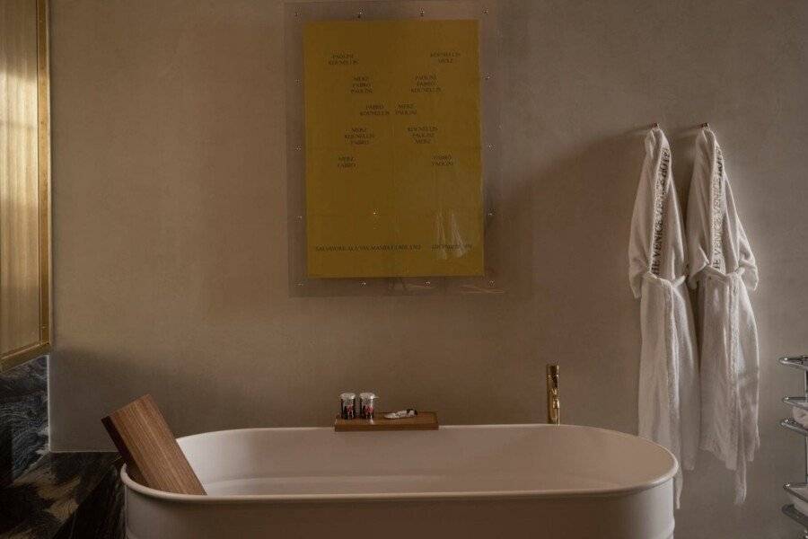 The Venice Venice Hotel bathtub