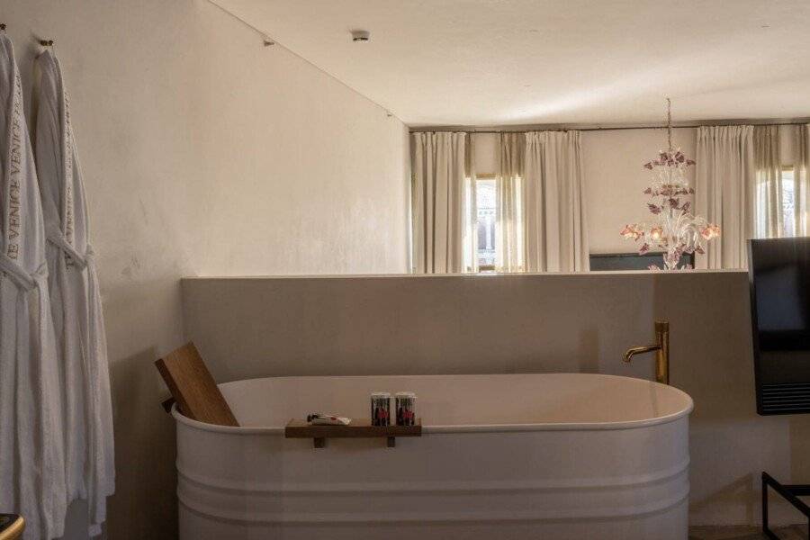 The Venice Venice Hotel bathtub