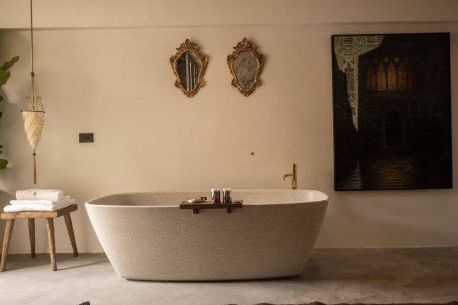 The Venice Venice Hotel bathtub