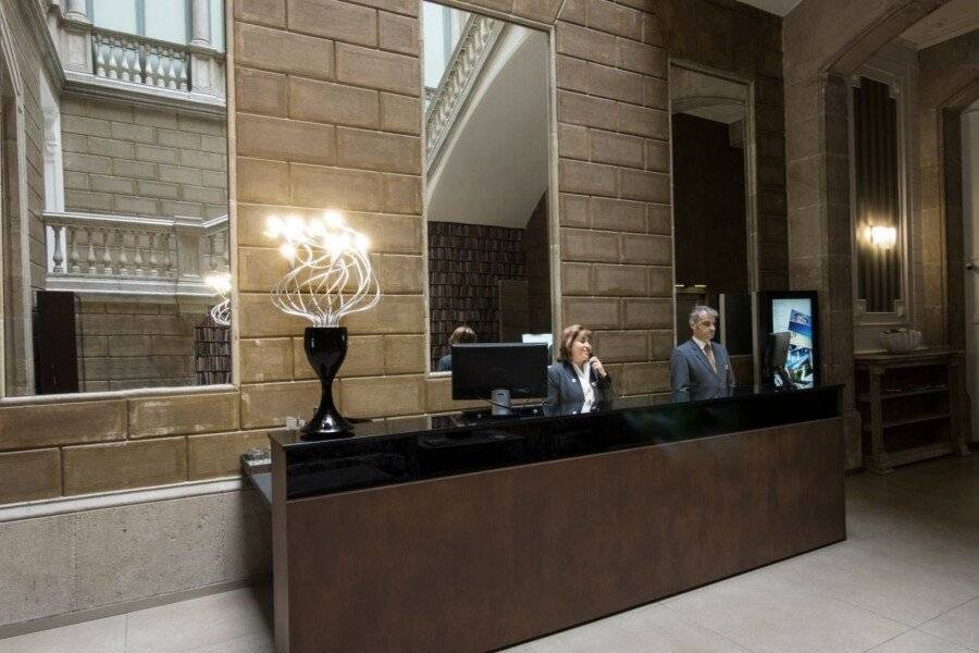 Catalonia Portal de l'Angel front desk, lobby