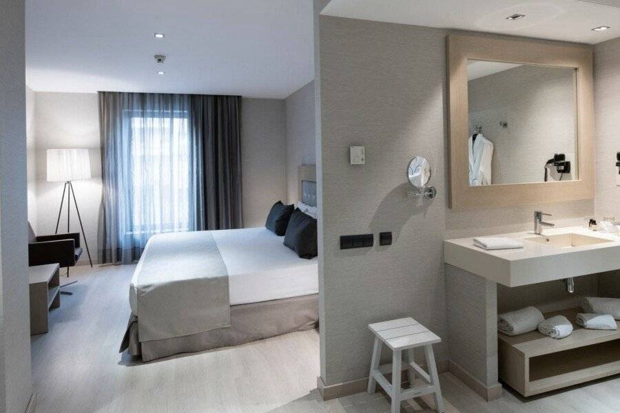 Catalonia Sagrada Familia hotel bedroom