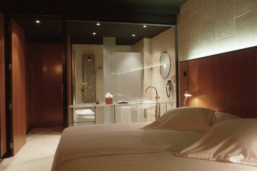 Barcelona Princess hotel bedroom,bathtub