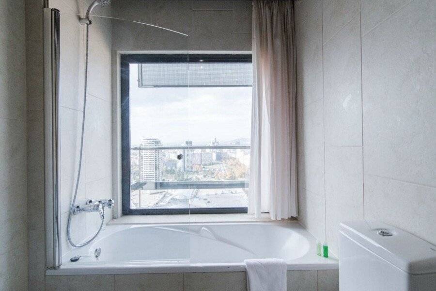 Barcelona Princess bathtub,ocean view