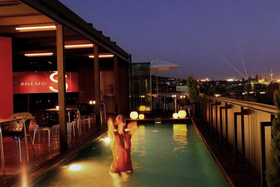 Cram Hotel rooftop pool,bar