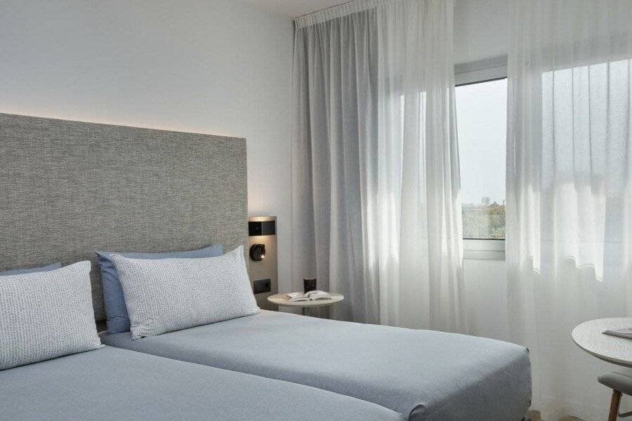 INNSiDE by Meliá Barcelona Apolo hotel bedroom