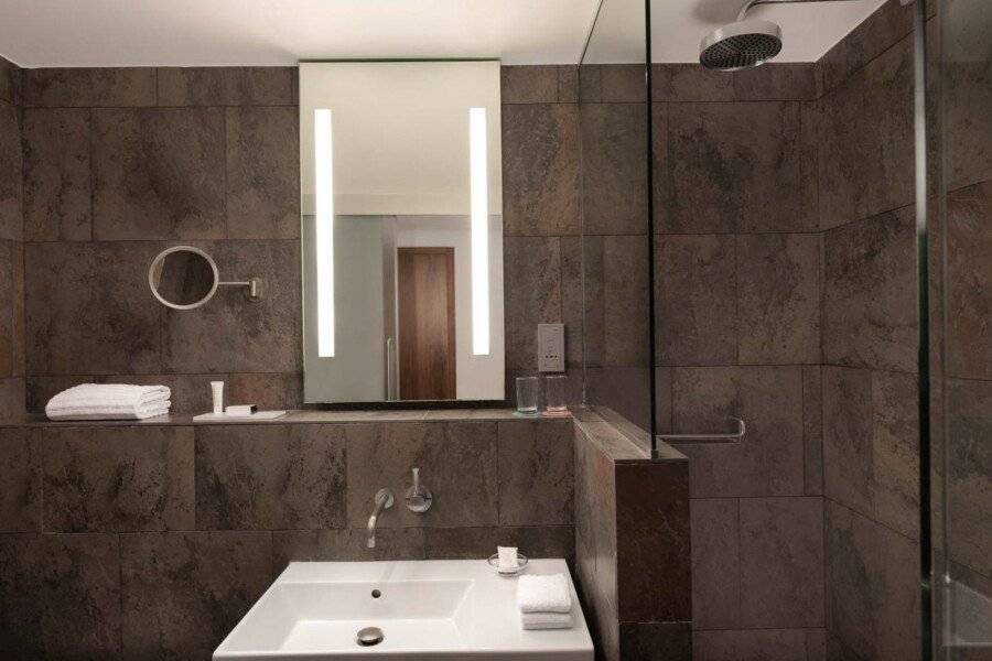 Le Meridien Barcelona bathtub