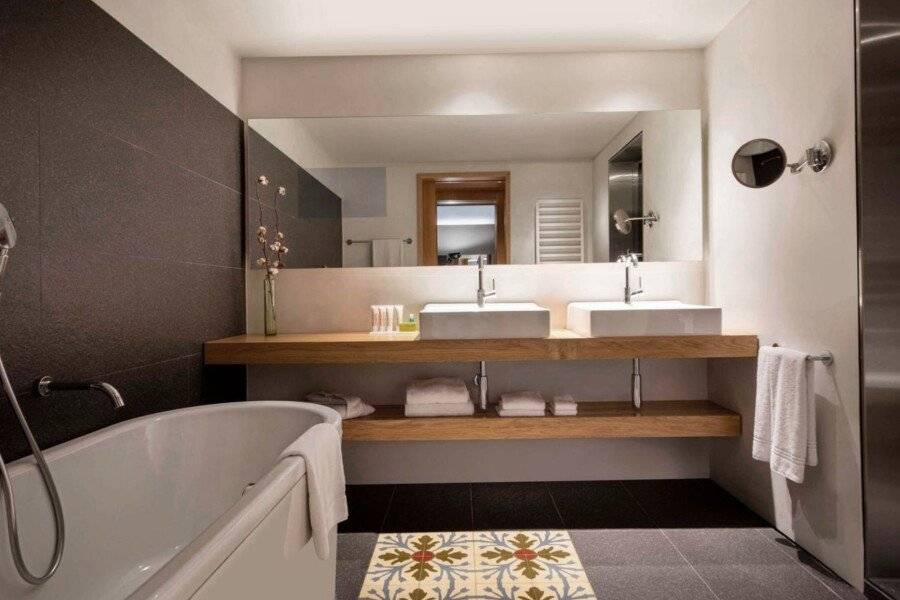 Le Meridien Barcelona bathtub