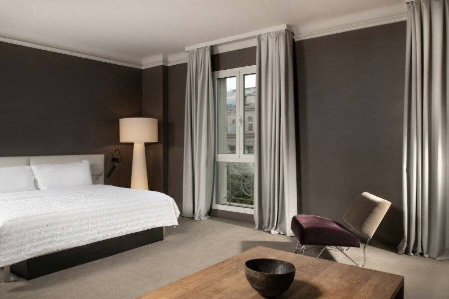 Le Meridien Barcelona hotel bedroom