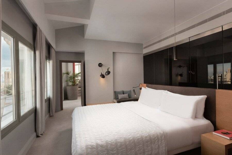 Le Meridien Barcelona hotel bedroom