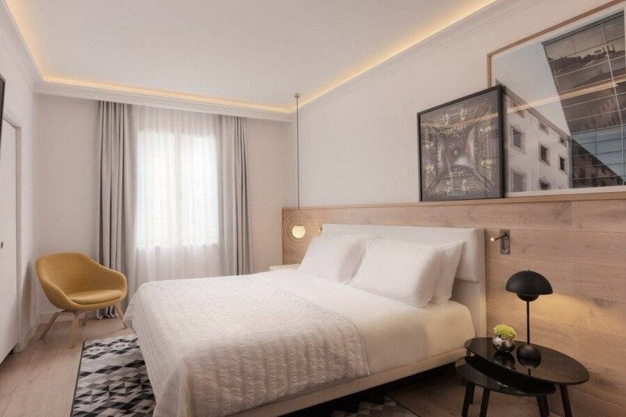 Le Meridien Barcelona hotel bedroom