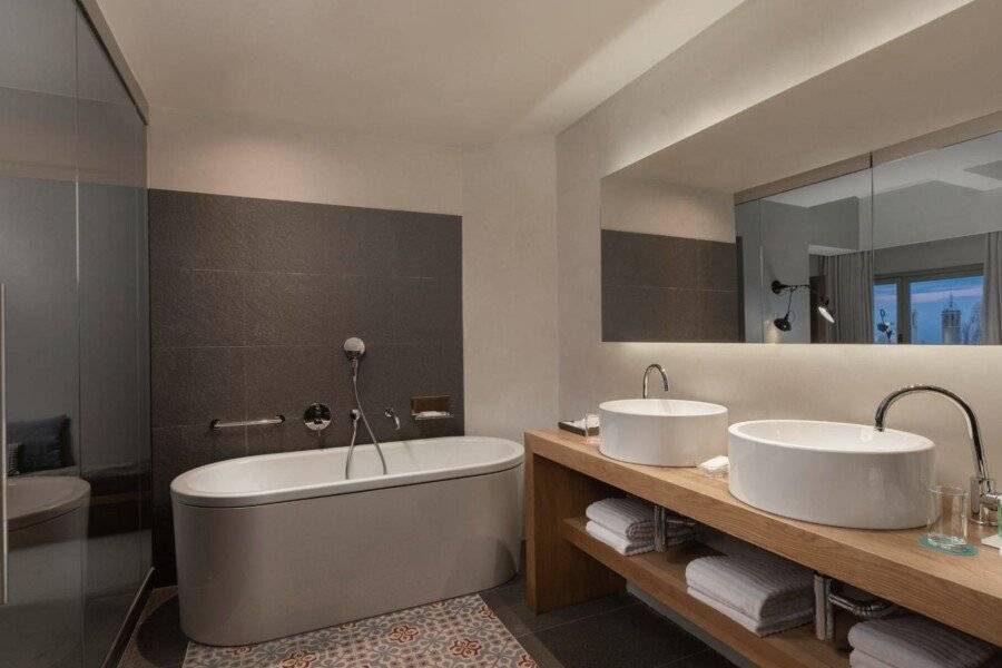 Le Meridien Barcelona bathtub