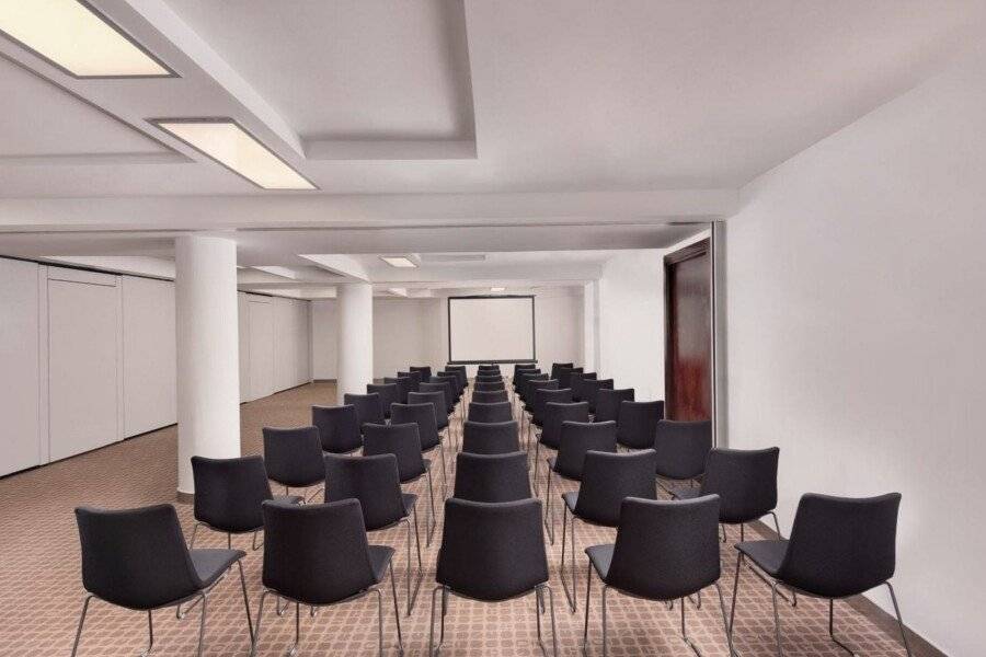 Le Meridien Barcelona conference room