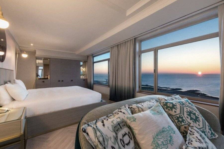 Hilton Diagonal Mar Barcelona hotel bedroom,ocean view