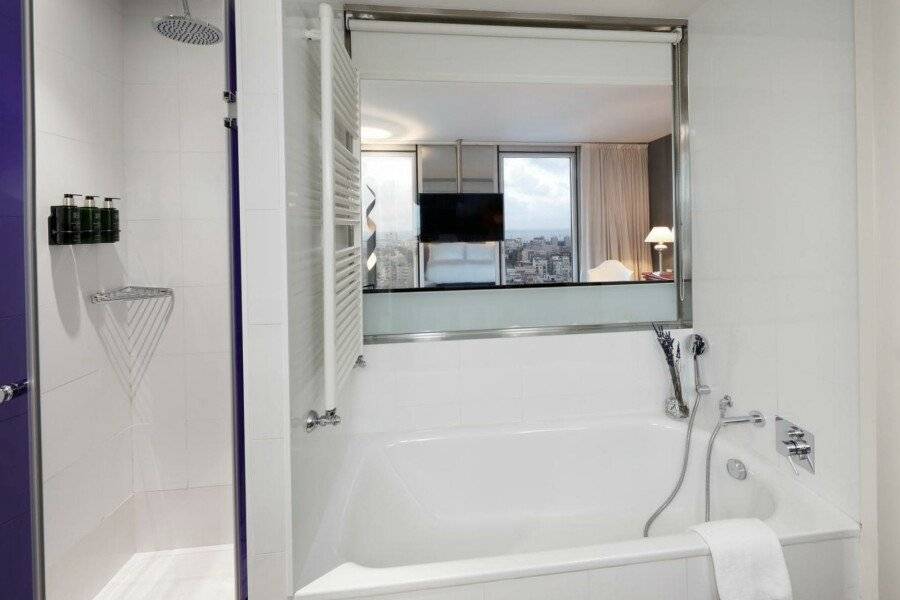 Melia Barcelona Sky 4* Sup bathtub, hotel bedroom