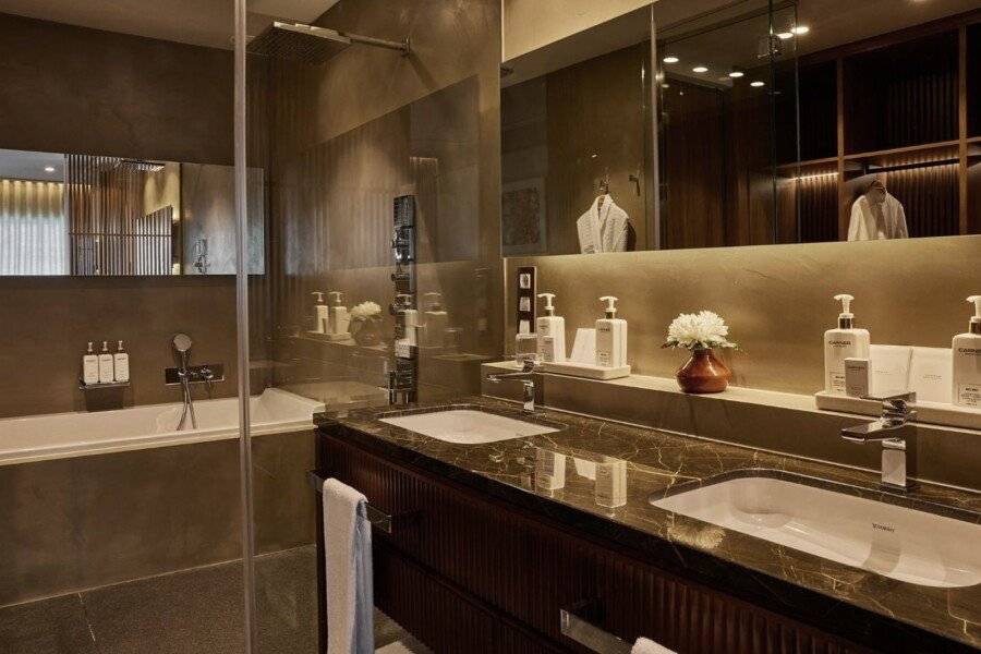 Grand Hotel Central, Small Luxury Hotels bathtub