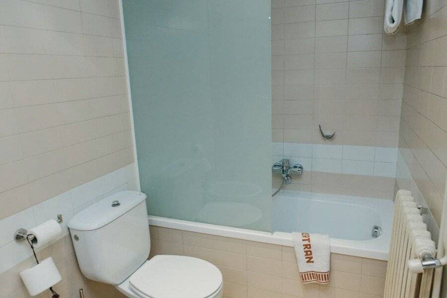 Aparthotel Bertrán bathtub