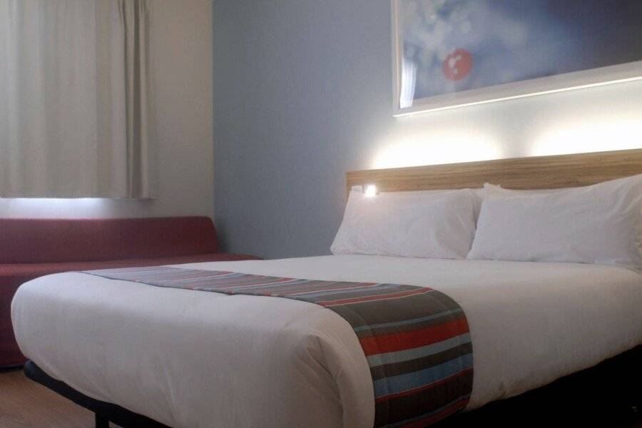 Travelodge Poblenou hotel bedroom