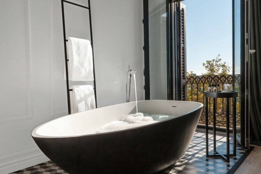 Serras Barcelona bathtub,balcony