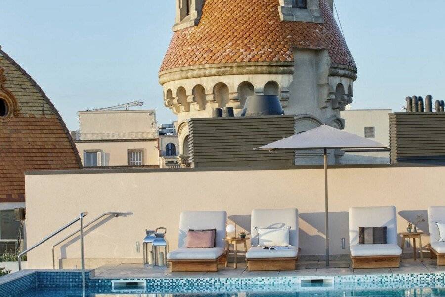 ME Barcelona rooftop pool,hotel facade