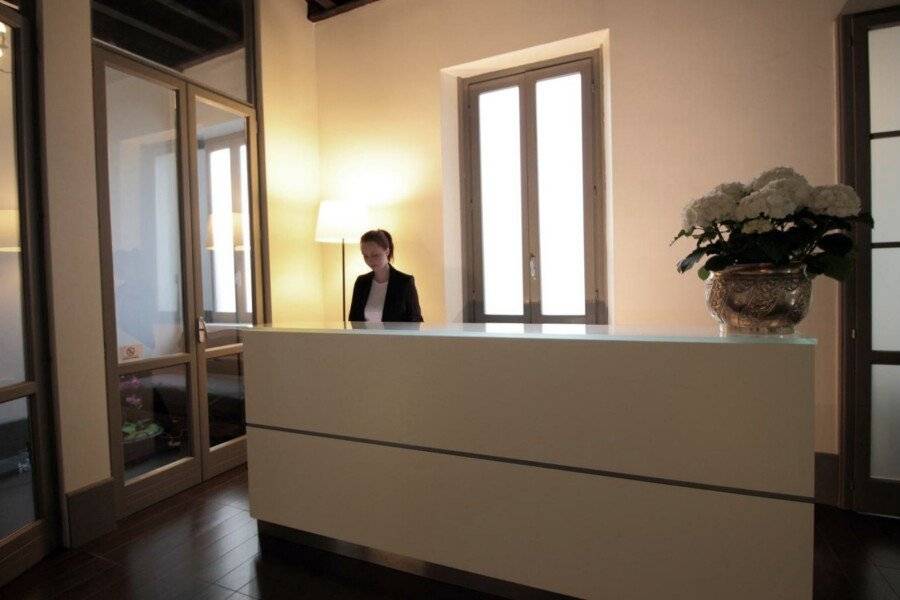 Antica Locanda Dei Mercanti front desk, lobby, 