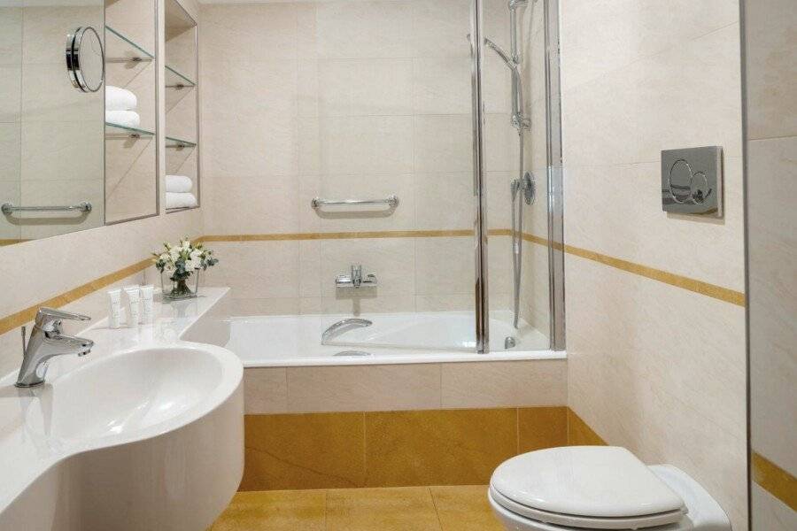 UNAHOTELS Galleso bathtub