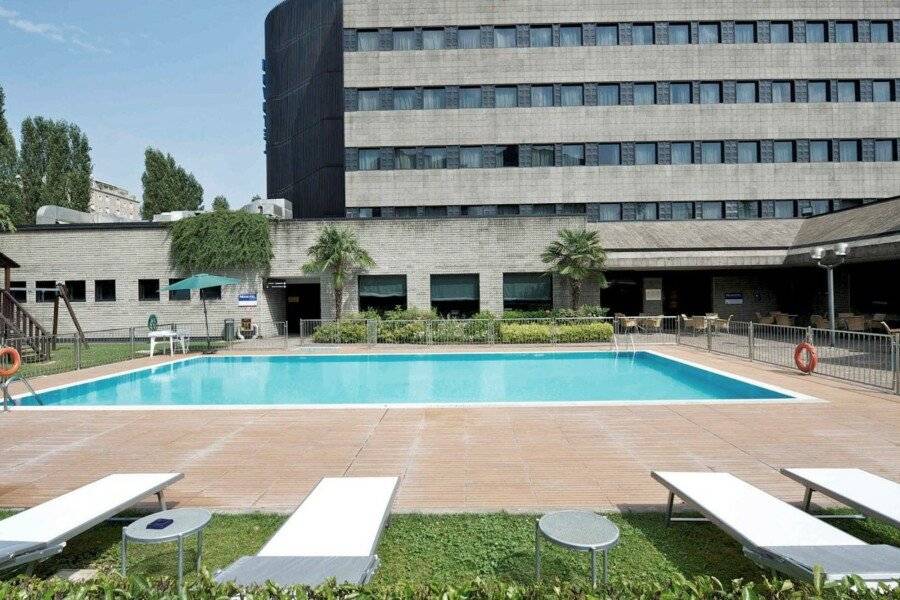 Novotelo Nord Ca' Granda facade,outdoor pool