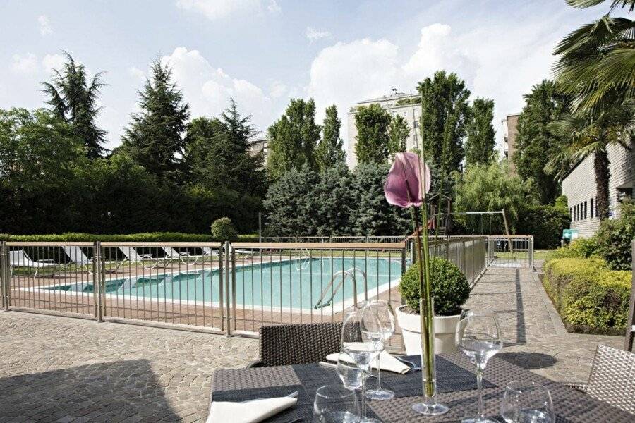 Novotelo Nord Ca' Granda outdoor pool,restaurant,garden