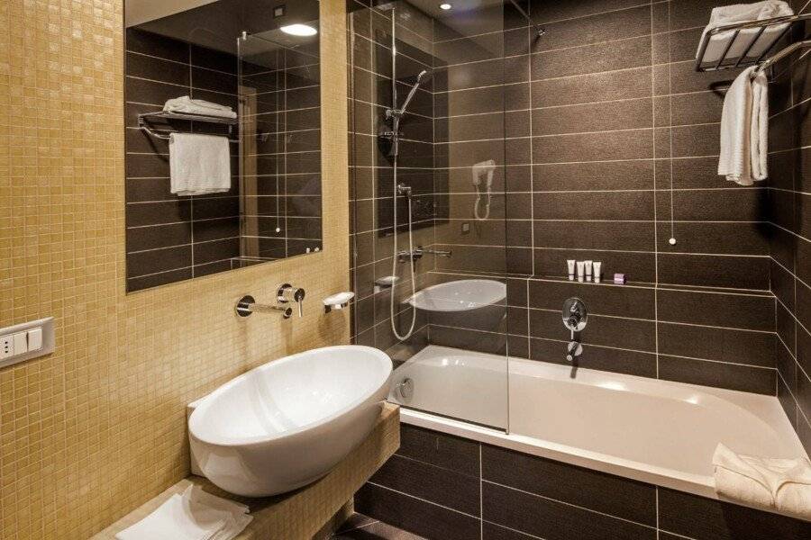 Hotel Da Vinci bathtub