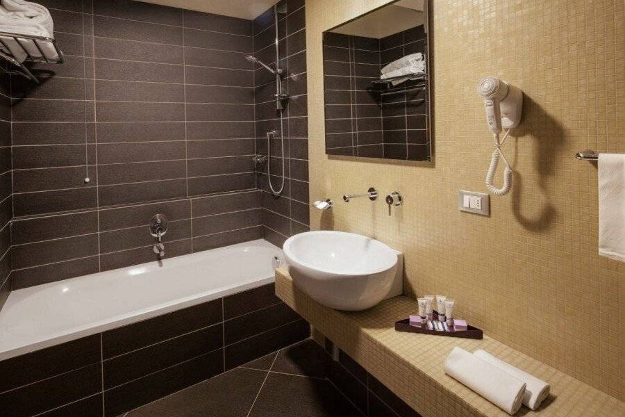 Hotel Da Vinci bathtub