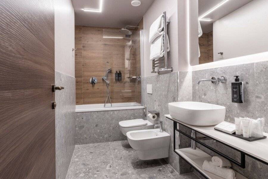 AxyHotels InnStyle Milano bathtub