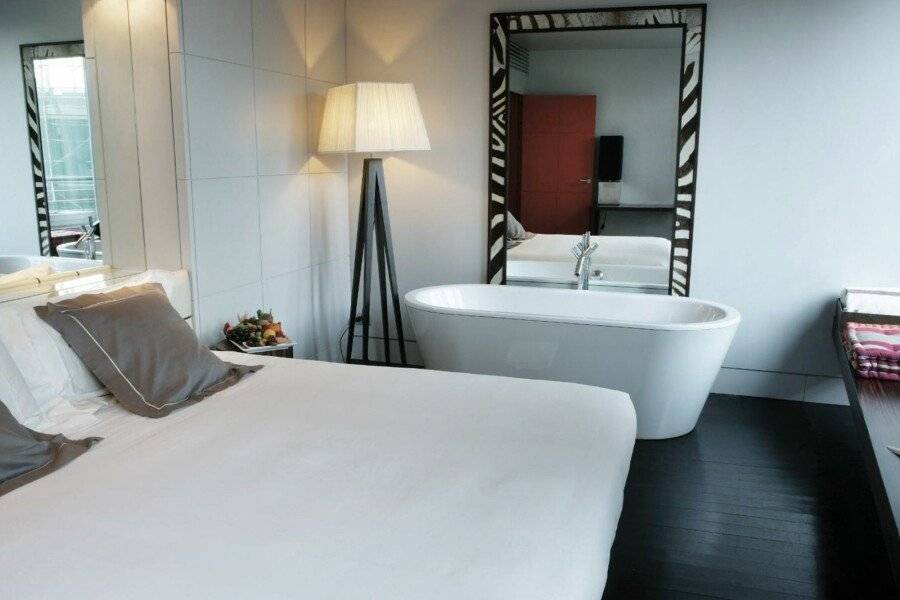 Sina The Gray hotel bedroom,bathtub