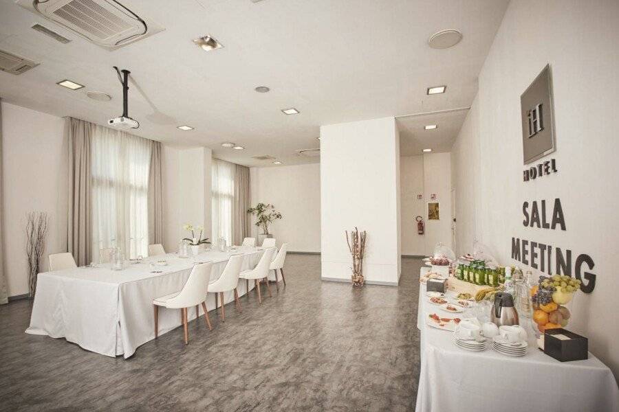 iH Hotels Milano Lorenteggio meeting room