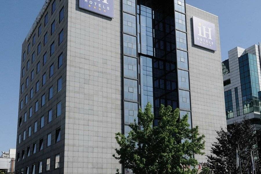 iH Hotels Milano Lorenteggio facade