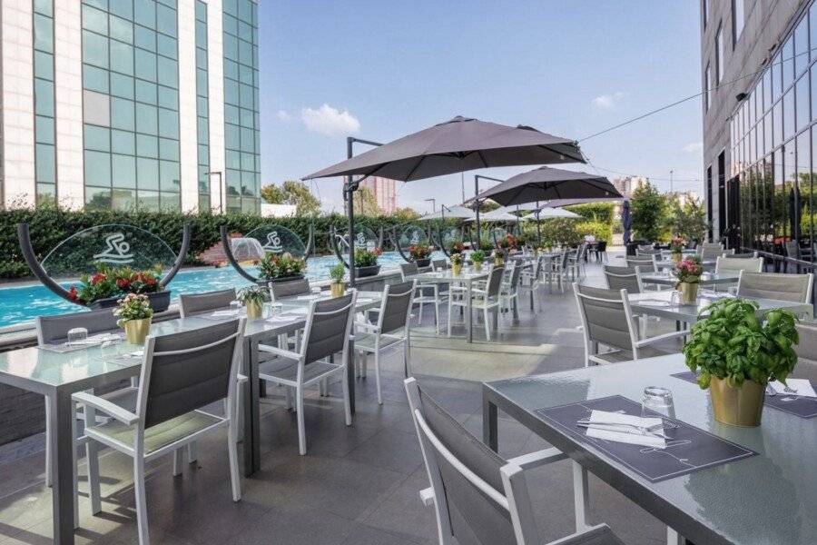 iH Hotels Milano Lorenteggio restaurant, outdoor pool