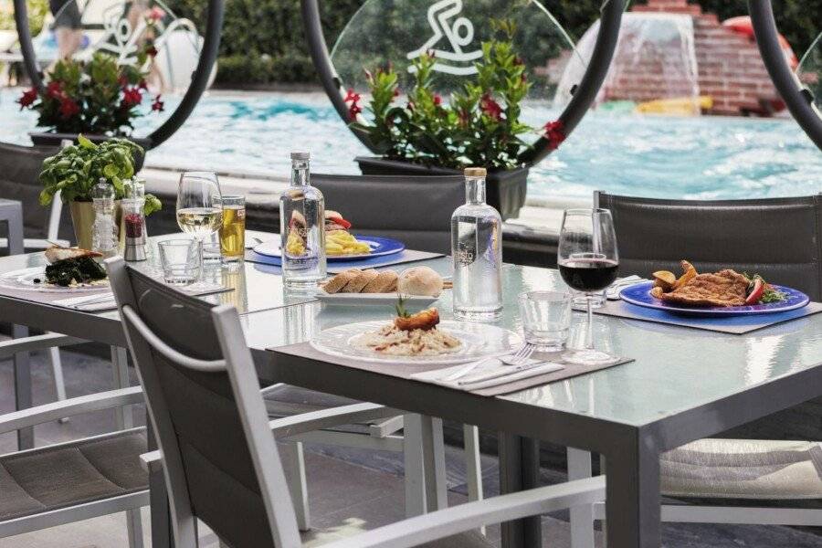 iH Hotels Milano Lorenteggio restaurant, outdoor pool