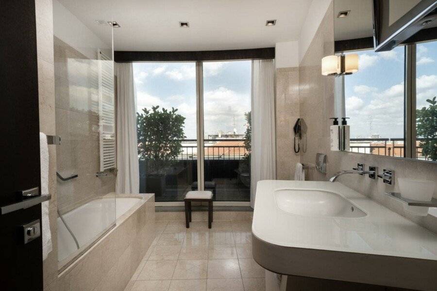 Crowne Plaza City, an IHG Hotel bathtub