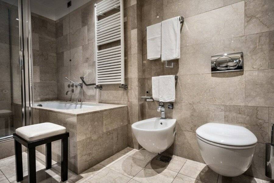 Crowne Plaza City, an IHG Hotel bathtub