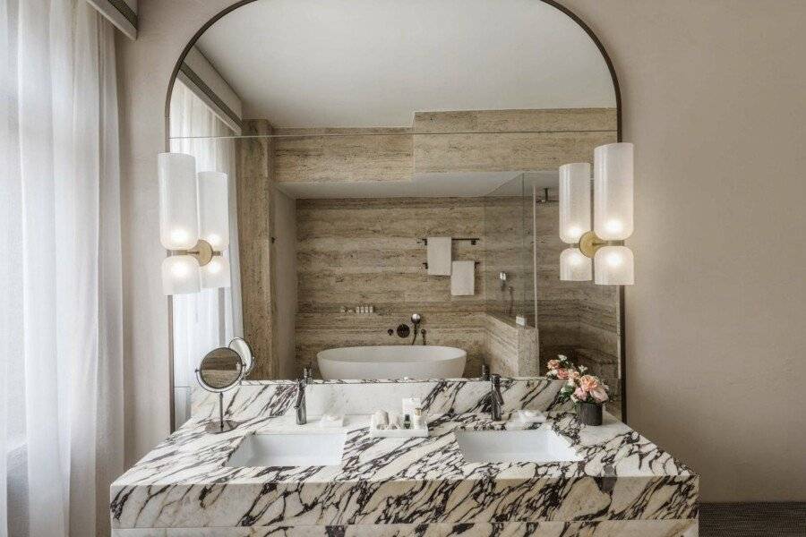 Park Hyatt Milano bathtub