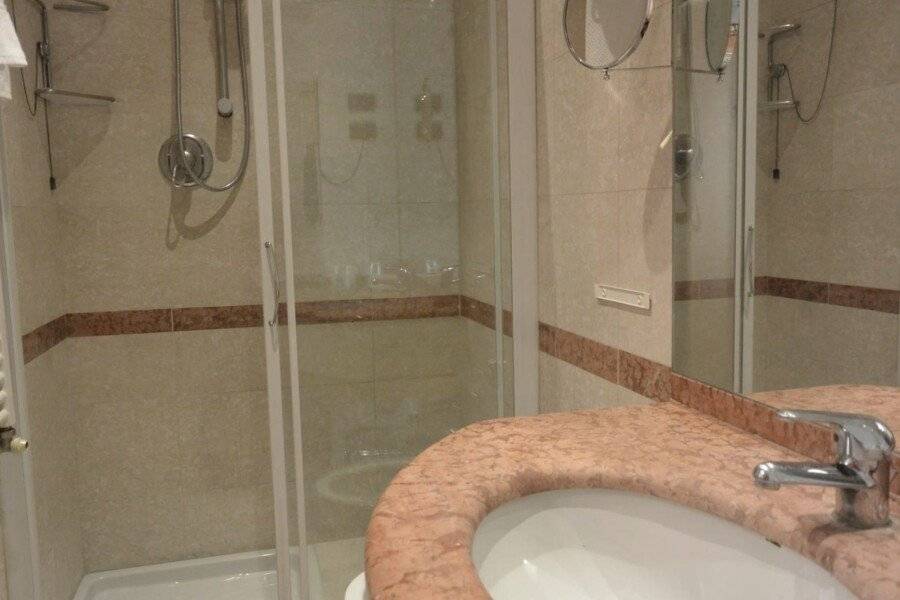 Hotel Metrò bathtub