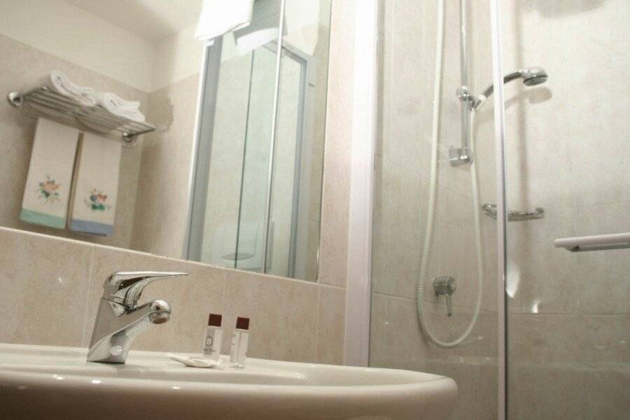 Albert Hotel bathtub