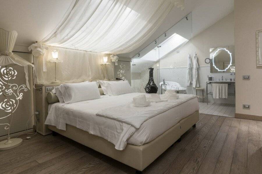 Château Monfort - Relais & Châteaux hotel bedroom