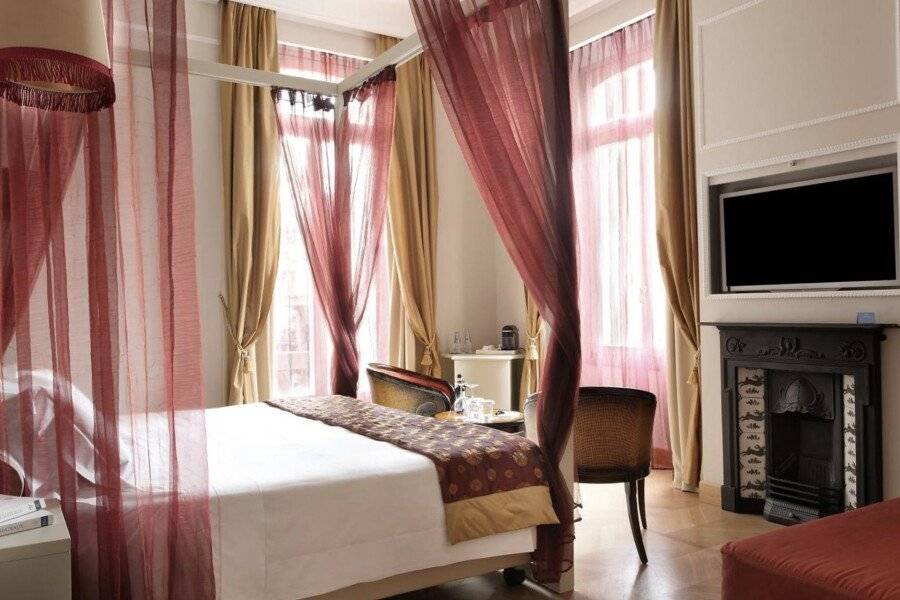 Château Monfort - Relais & Châteaux hotel bedroom