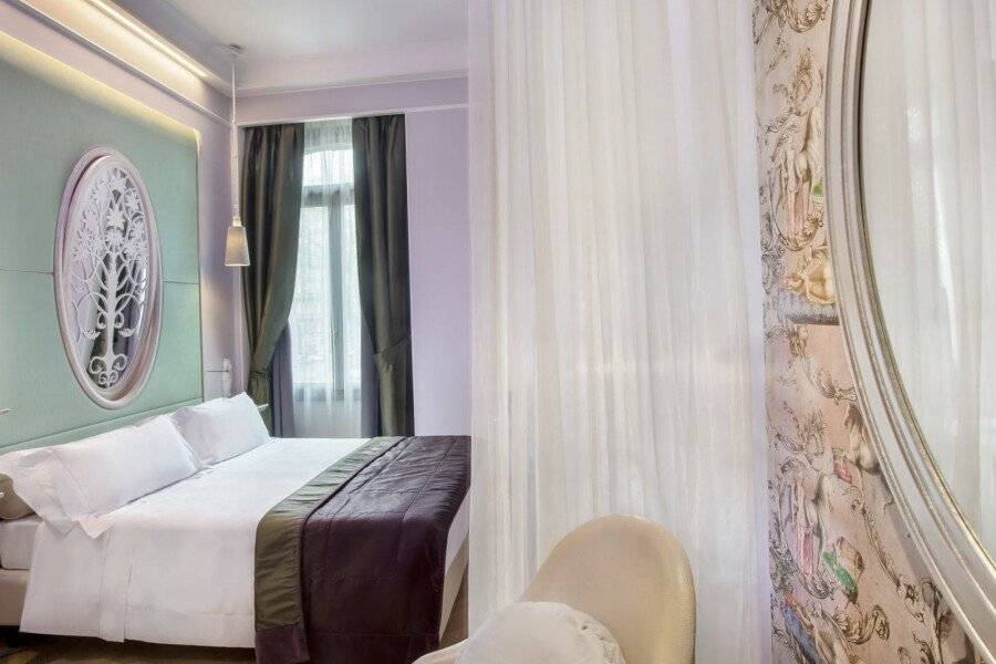 Château Monfort - Relais & Châteaux hotel bedroom