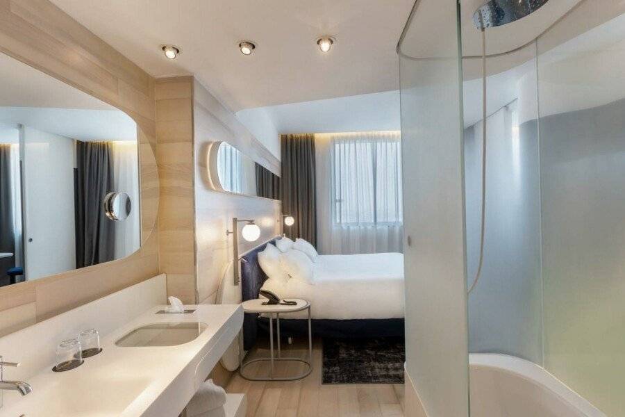 voco-Fiere, an IHG Hotel hotel bedroom,bathtub