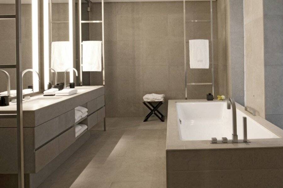 Armani Hotelo bathtub