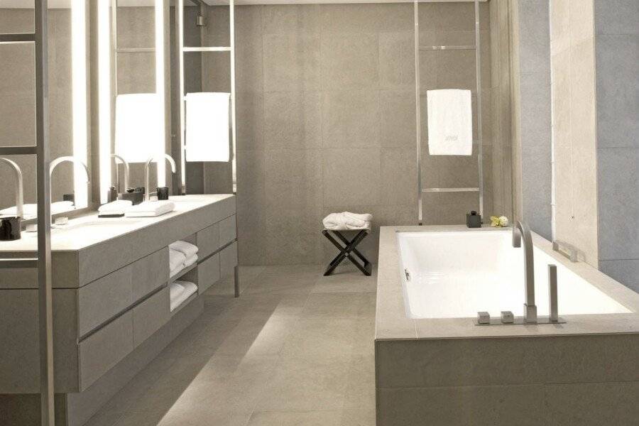 Armani Hotelo bathtub